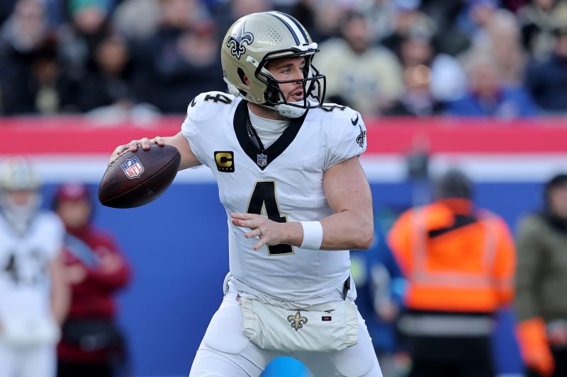 Derek Carr said to be making surgery decision sooner than later