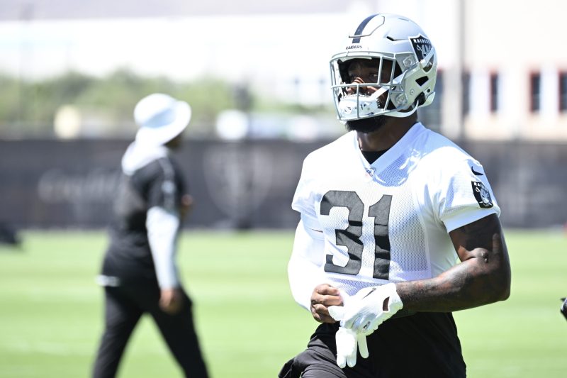 Former Dolphins RB slams team for trading Jonnu Smith to Steelers