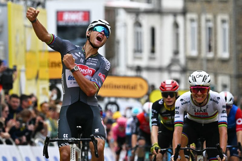 Flying Dutchman wins sprint to finish for Tour de France Stage 2 win