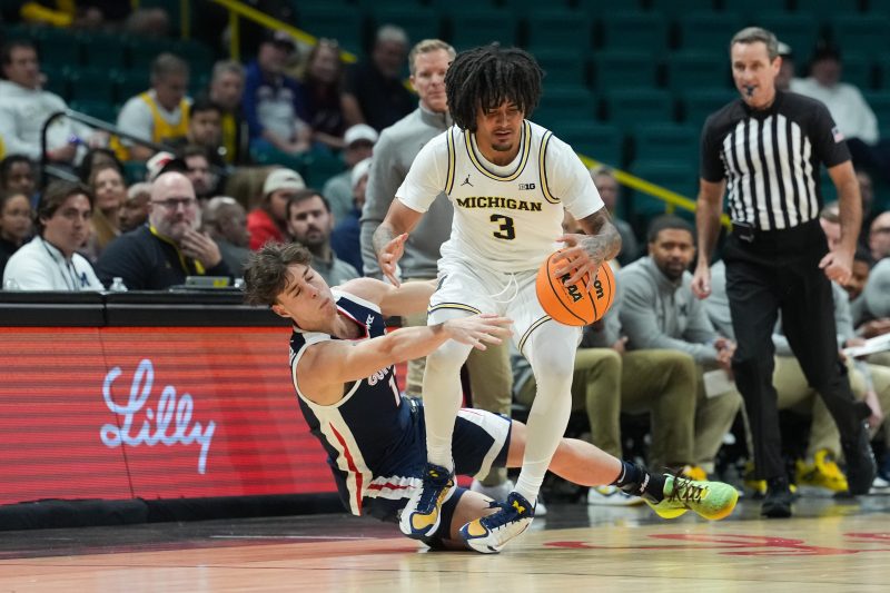 Michigan surges in men’s college hoops poll after winning big in Las Vegas
