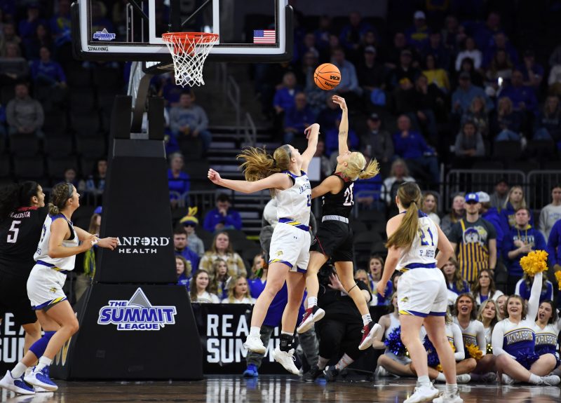 Nebraska Omaha women’s basketball players rescue drivers in sinkhole